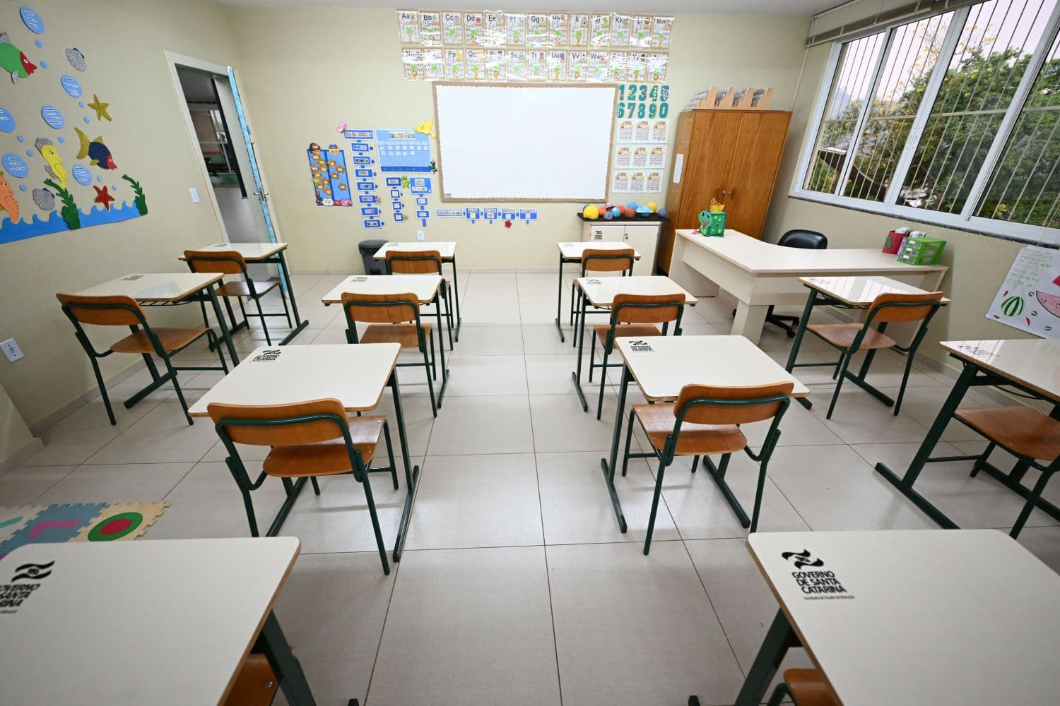 Volta às aulas é marcada pelo início da proibição do uso de celulares em sala