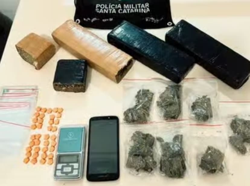 Mais de 2,2 kg de maconha são apreendidos em casa usada para armazenamento de drogas