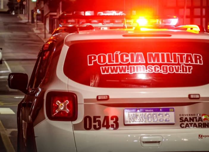 Adolescentes de motocicleta causam caos no trânsito durante fuga da polícia