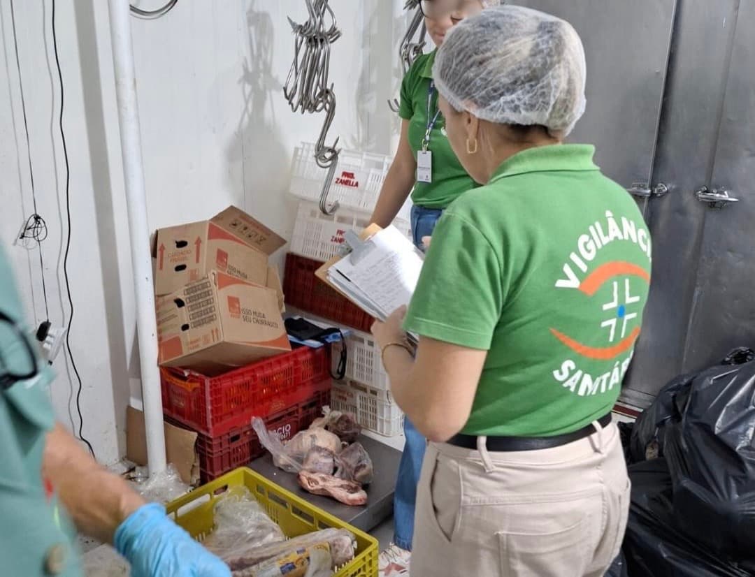 Açougue de supermercado é interditado e quase uma tonelada de produtos apreendida
