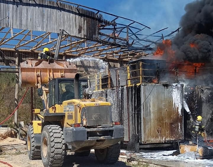 Tanques com piche pegam fogo em usina de asfalto