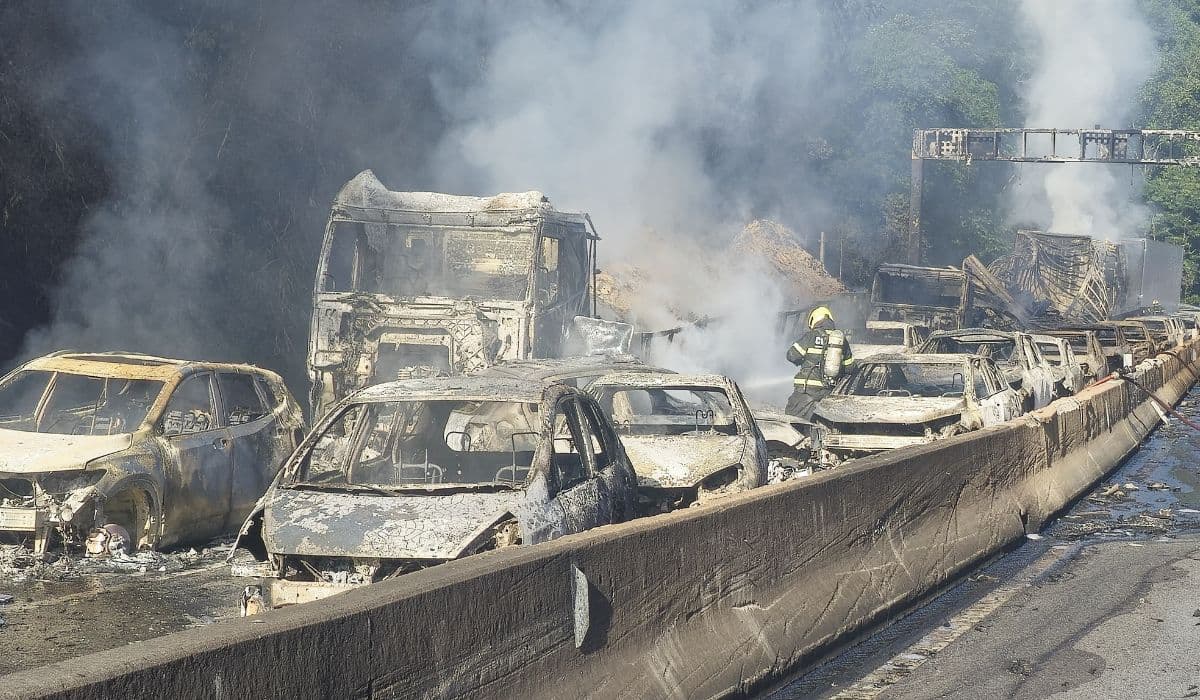 Tráfego na BR-101 é liberado quase 16 horas após grave acidente no Morro dos Cavalos