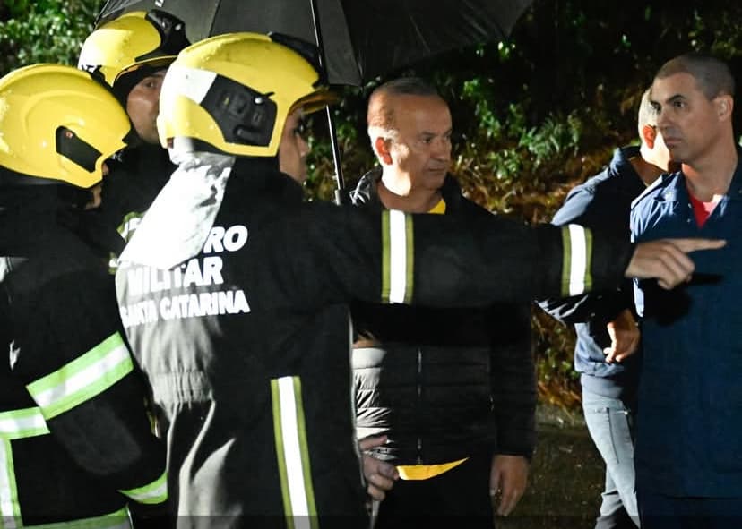 Governador Jorginho Mello cobra agilidade do Governo Federal para solução no Morro dos Cavalos