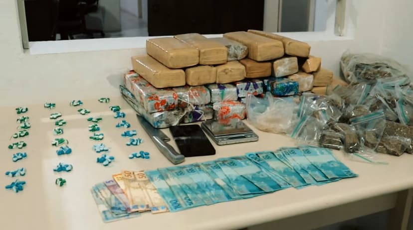 Mais de 21 kg de maconha, outras drogas e dinheiro são apreendidos em residência