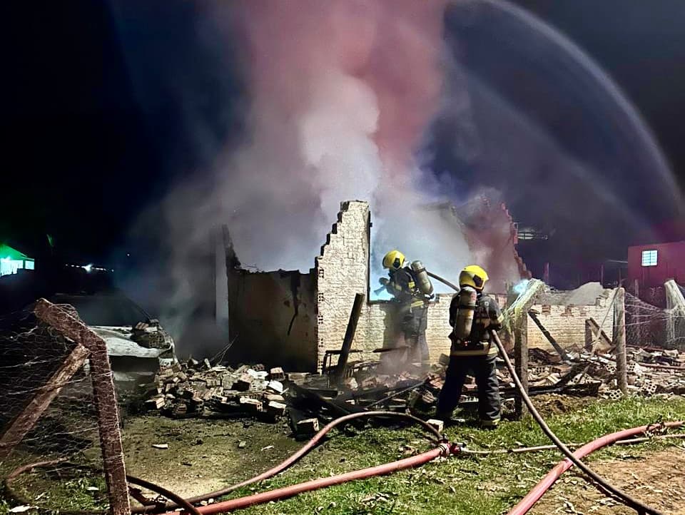 Comunidade coloca fogo em casa onde morava autor de facada