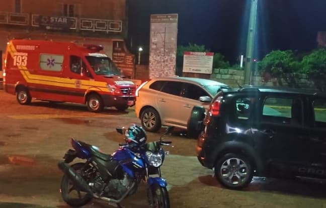 Homem é socorrido após cair com o carro na água onde a balsa atraca