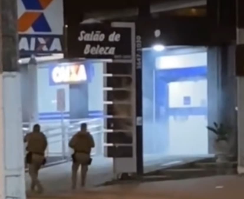 Morador de rua ativa sistema antifurto de agência bancária e mobiliza a polícia