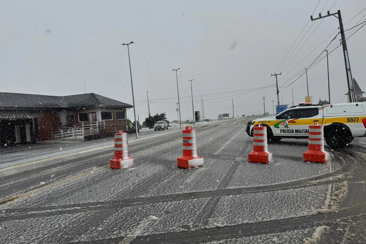 Primeira neve do ano em SC causa interdição da Serra do Rio do Rastro