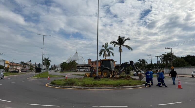 Rotatórias da principal avenida de Tubarão passam por revitalização