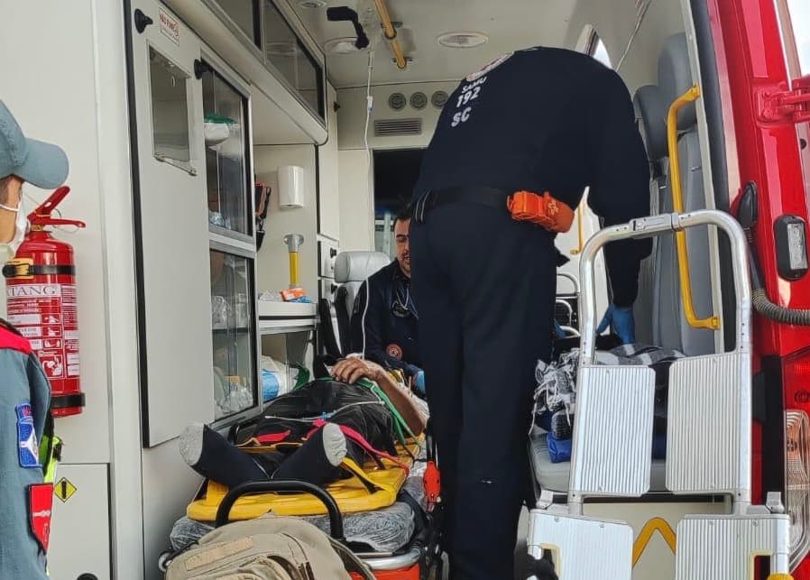 Idoso sofre traumatismo cranioencefálico ao ser atingido por tronco de árvore