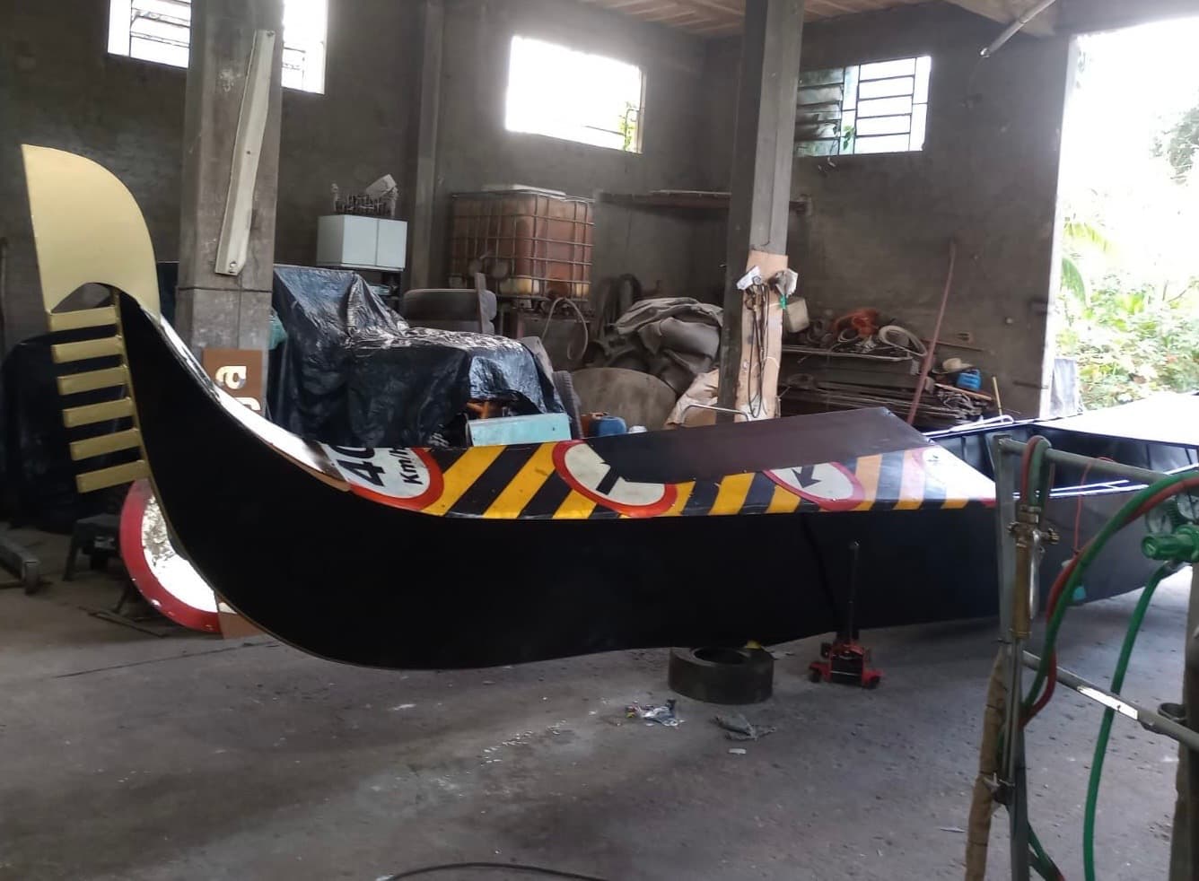 Pedras Grandes vai inaugurar réplica de gôndola veneziana construída com placas de trânsito