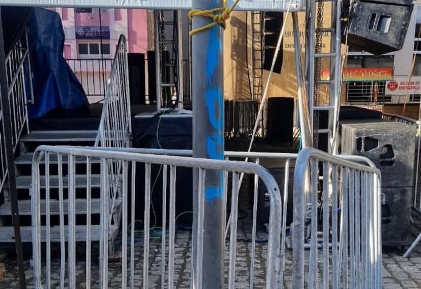 Criança leva choque ao encostar em poste de iluminação pública