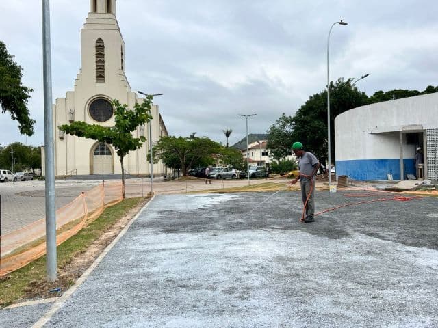 Praça da Igreja de Oficinas ganhará grama sintética e concreto permeável