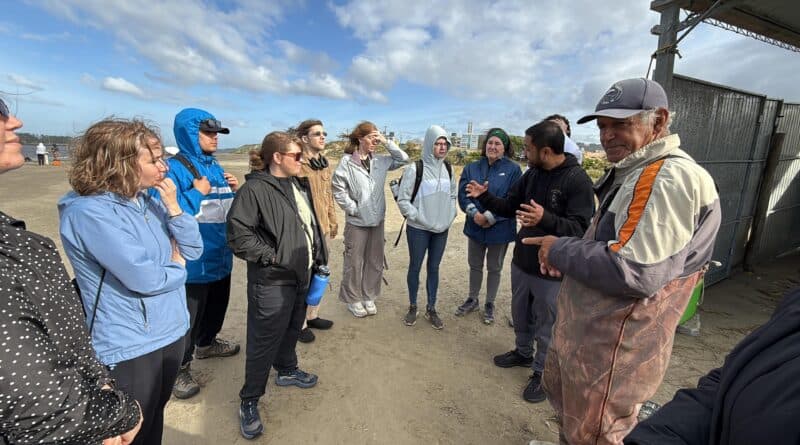 Acadêmicos dos EUA visitam Laguna para conhecer a pesca com auxílio dos botos