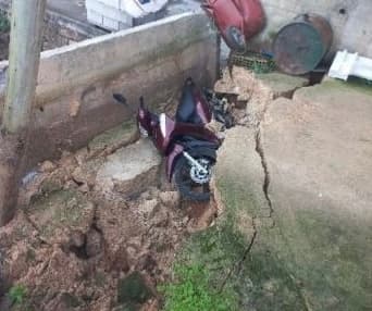 Moto é parcialmente soterrada e garagem fica comprometida com desmoronamento de barranco