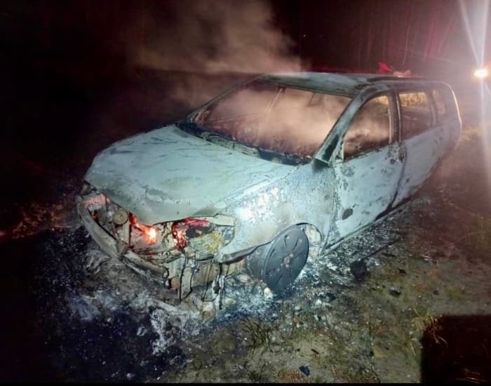 Carro roubado é encontrado incendiado em área de mata em Jaguaruna