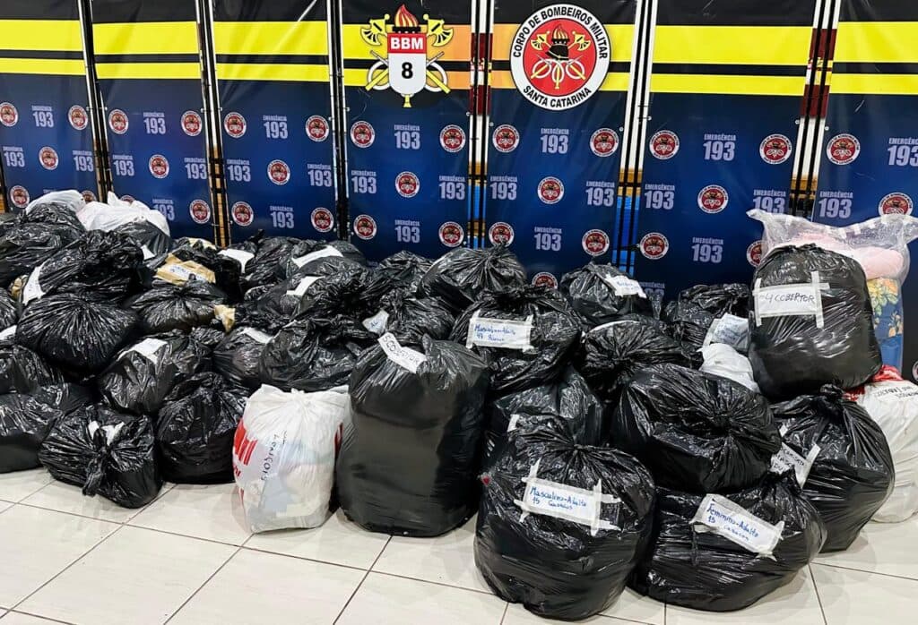 Mais de 2,5 mil peças de roupas, calçados e cobertores são arrecadados em Tubarão