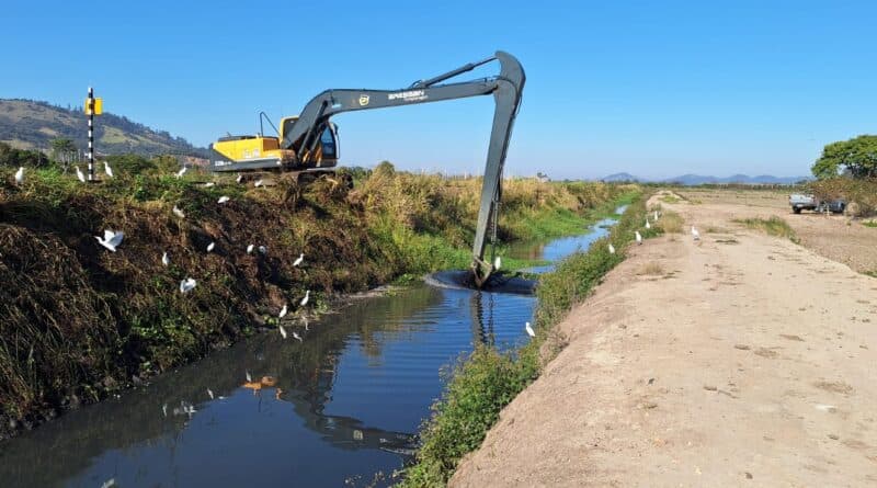 Limpeza de valas é realizada em Tubarão para prevenir alagamentos