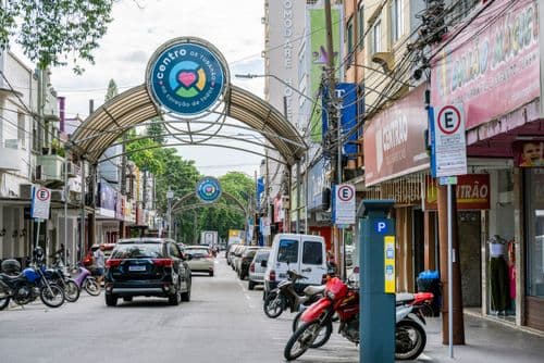 Fios obsoletos começarão a ser retirados dos postes de Tubarão no início de agosto