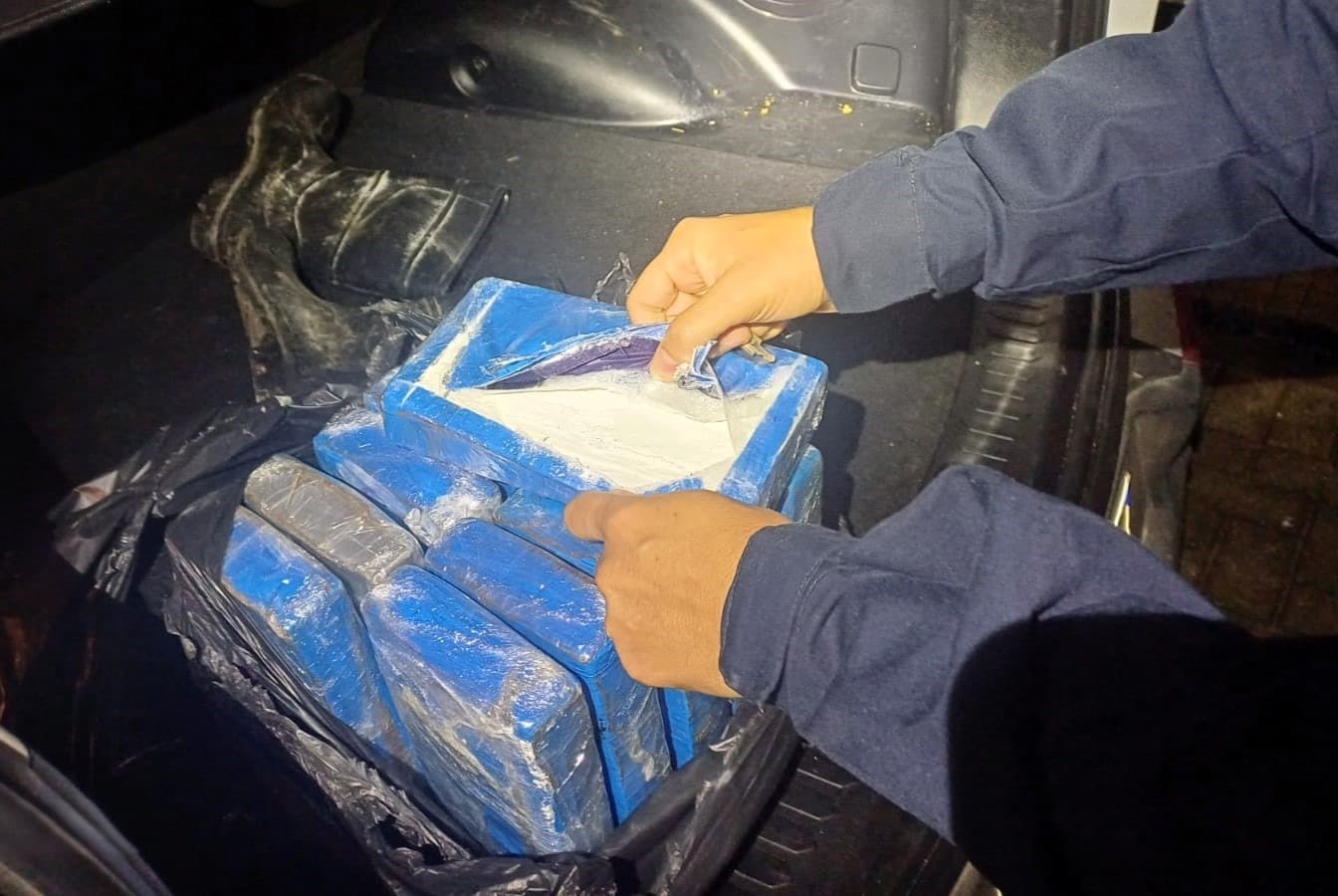 Dupla é presa com 12 quilos de cocaína na BR-101 em Laguna