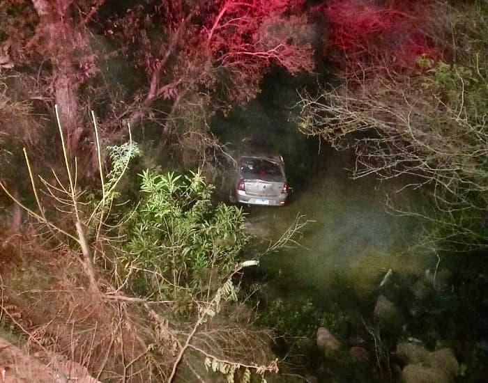 Jovem perde controle da direção do veículo e cai em ribanceira de 4 metros