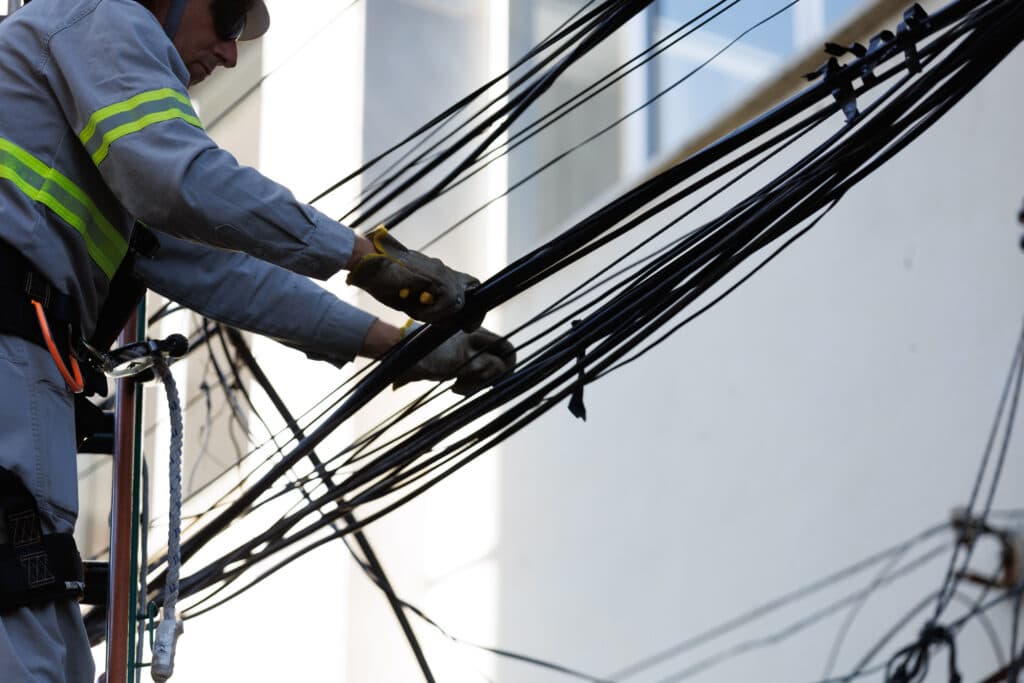 Dez mil metros de cabos de fios sem uso são retirados do Centro de Tubarão