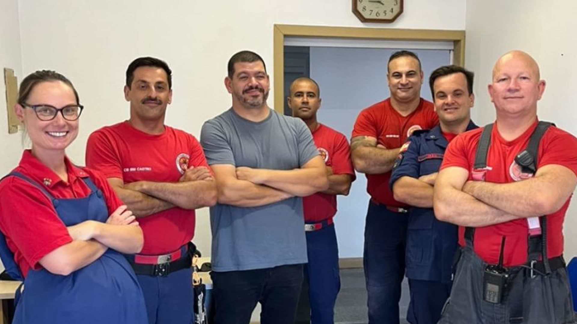 Homem resgatado a 10 metros de altura visita quartel para agradecer bombeiros