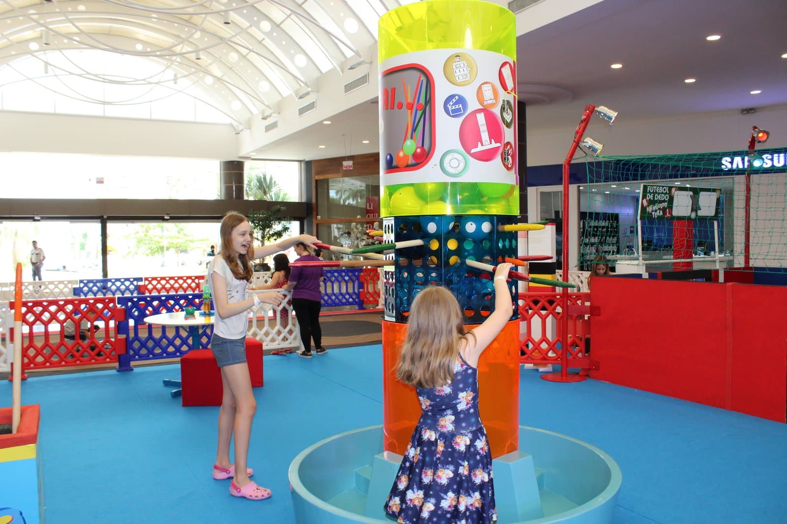 Brinquedos gigantes ficam no Farol Shopping até domingo (18)