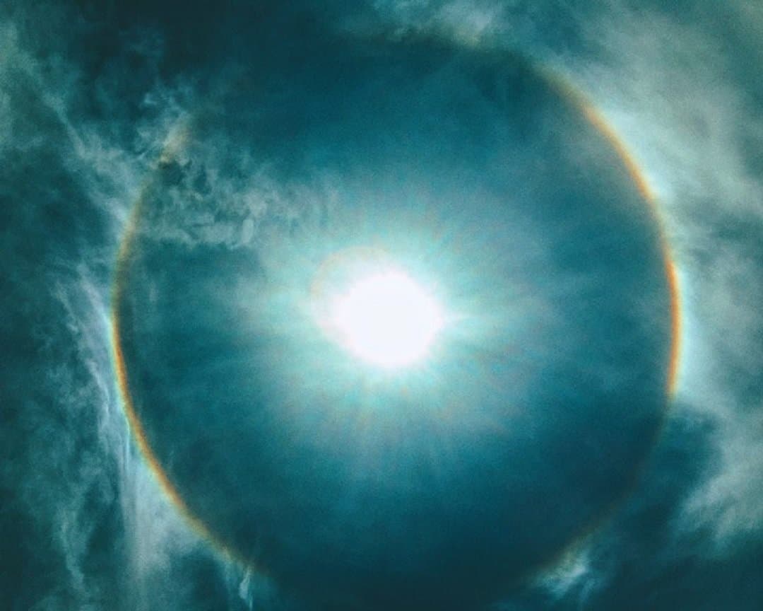 Entenda o que é o halo solar, fenômeno que coloriu o céu nesta segunda-feira (26)