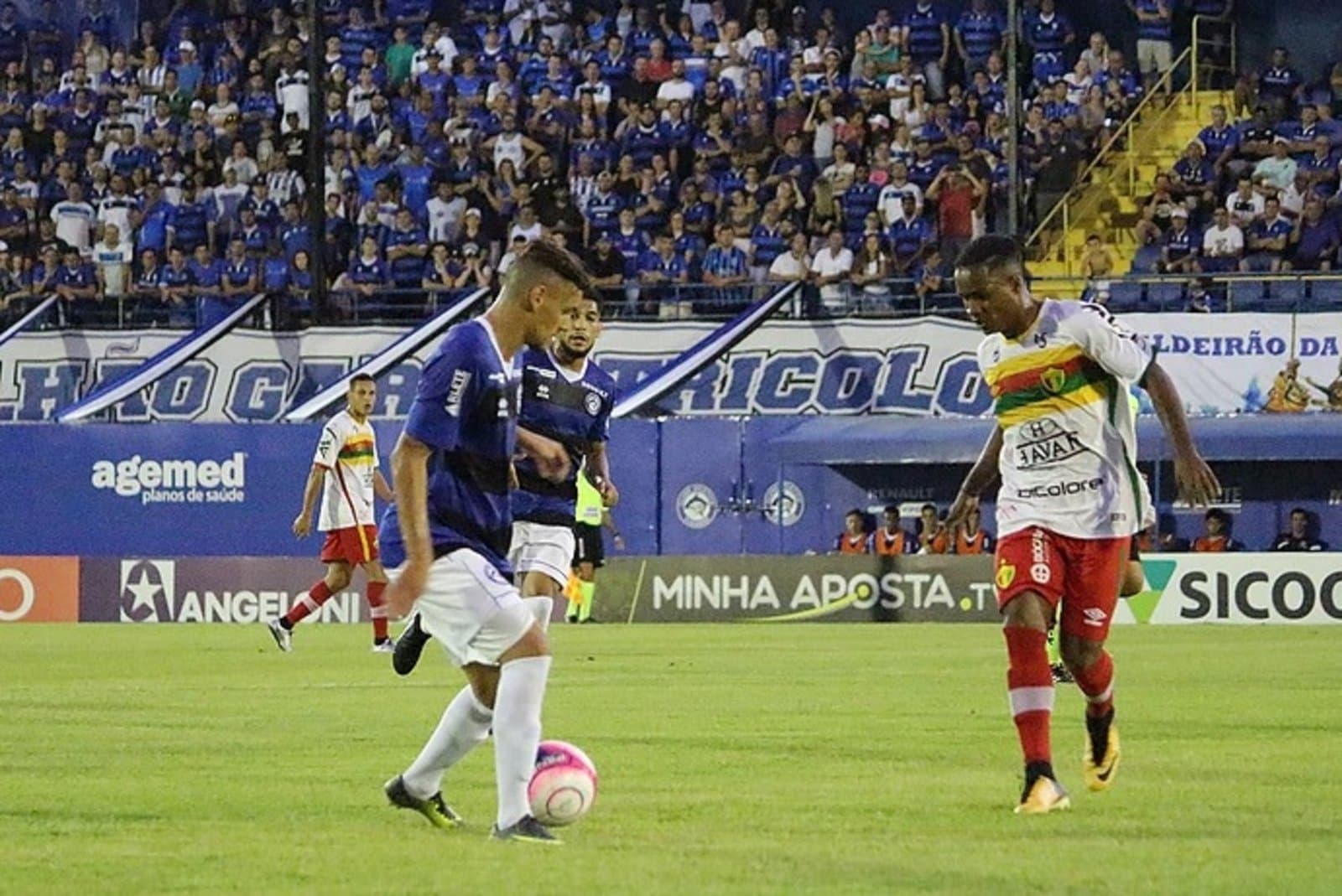 CATARINENSE: Tubarão pressiona mas fica no 0 a 0 contra o Brusque