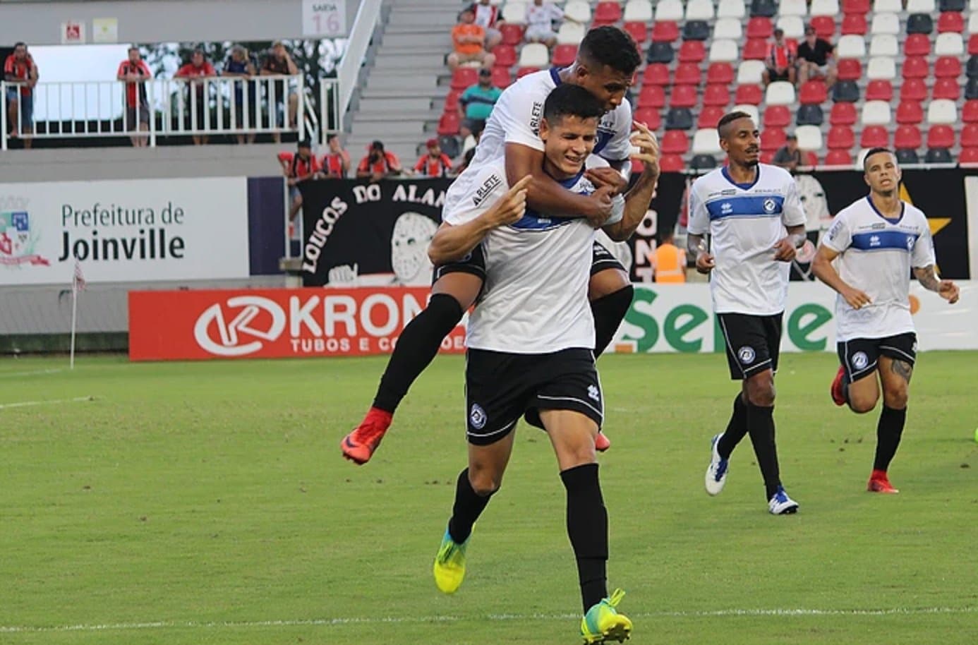 CATARINENSE: Com um jogador a mais, Tubarão só consegue o empate em Joinville