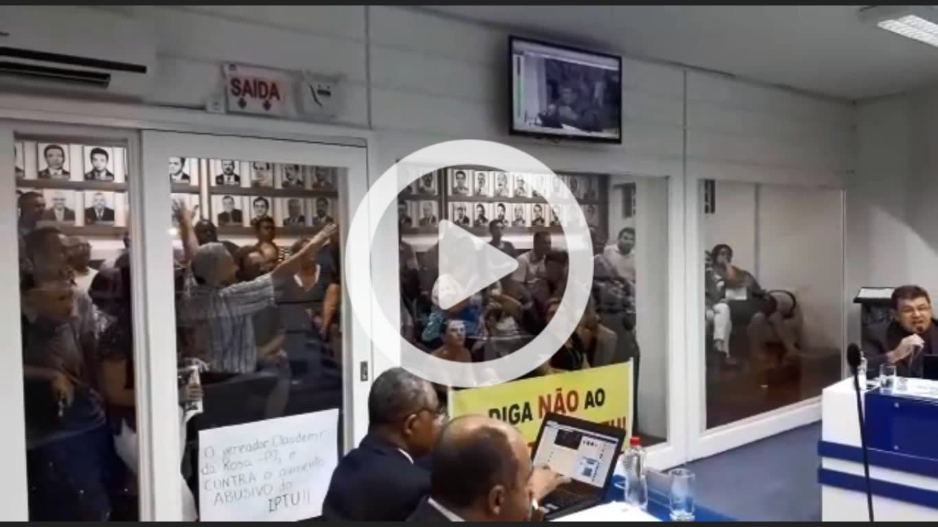 Enquanto plenário discute o IPTU, vereador é flagrado navegando no Facebook