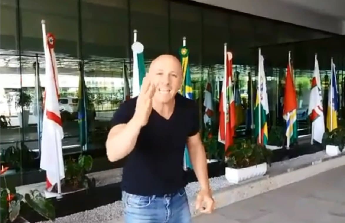 ExtraSC conversa com homem que protesta contra políticos em vídeo viral