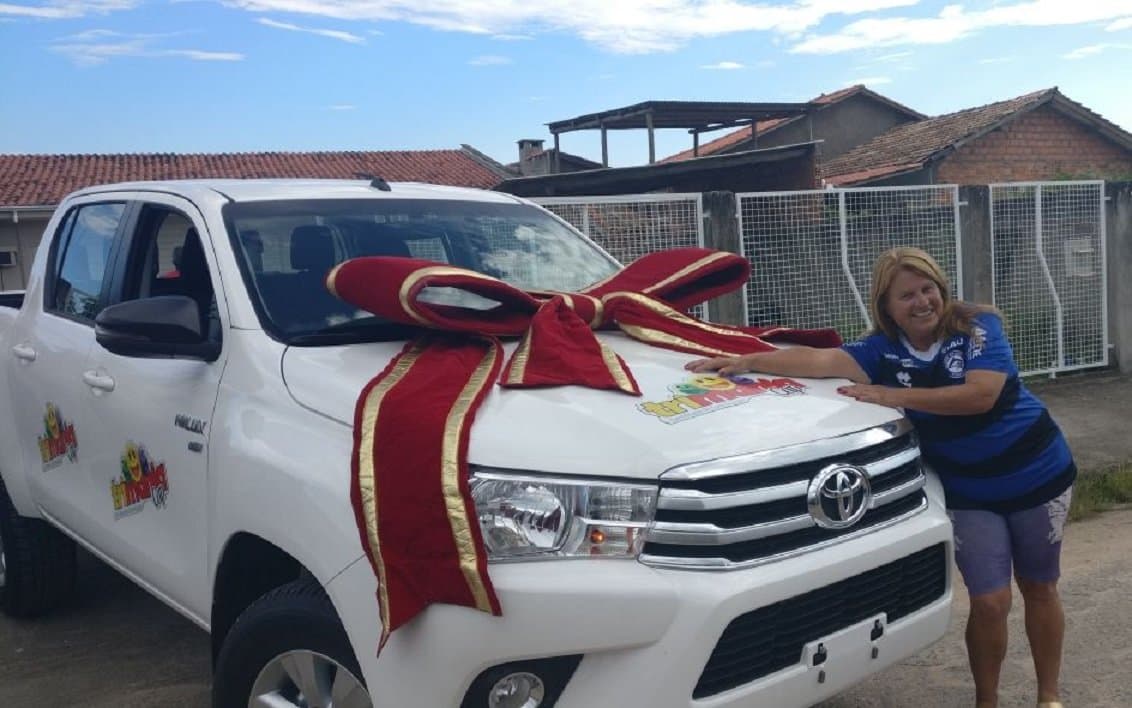 Moradora de Tubarão recebe Hilux e R$ 50 mil da Trimania