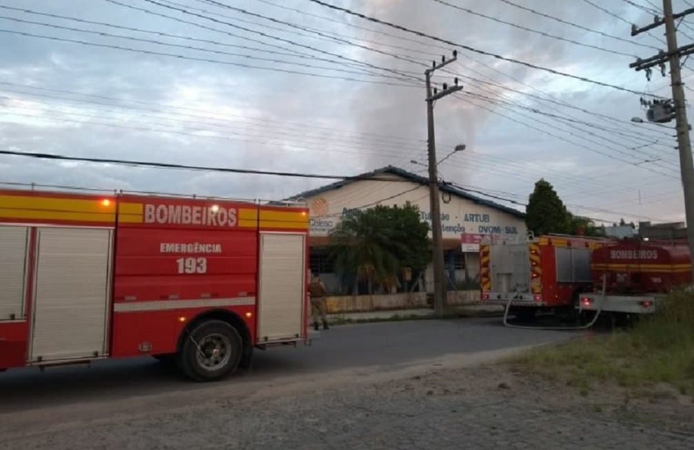 Fogo atinge galpão da Celesc; incêndio pode ter sido criminoso