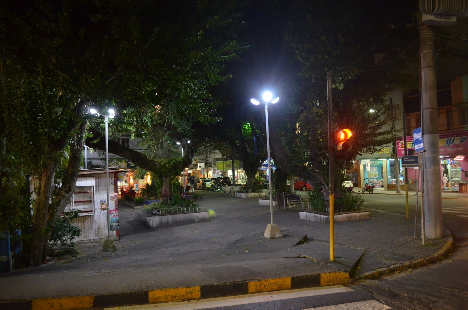 Iluminação em três praças é revitalizada