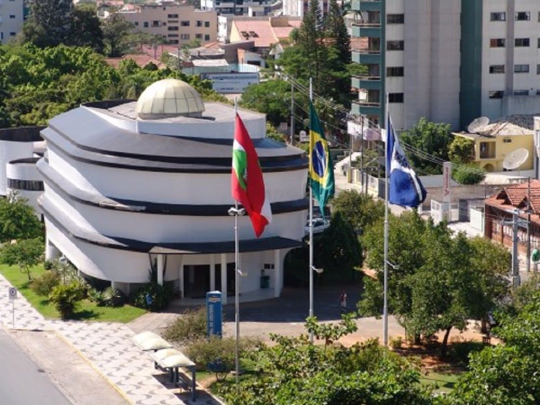 Bandidos tentam entrar no Centro Municipal de Cultura durante a madrugada