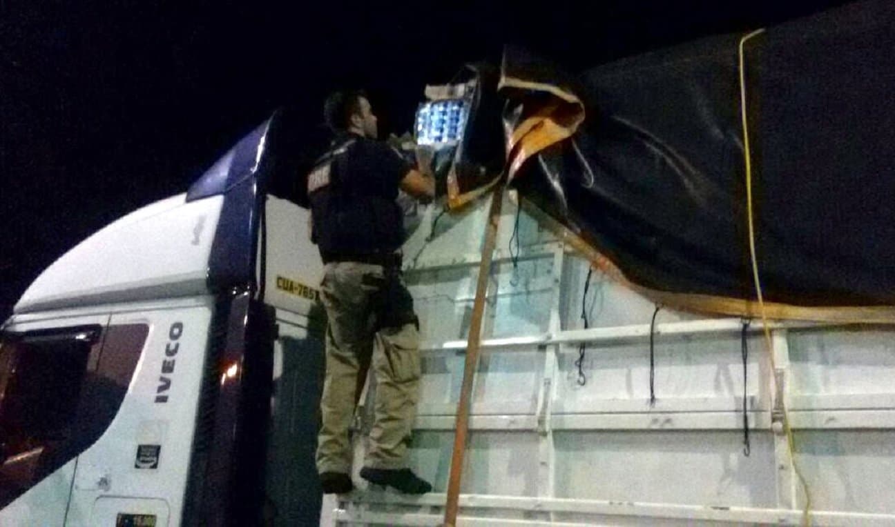 PRF apreende 400 mil maços de cigarros