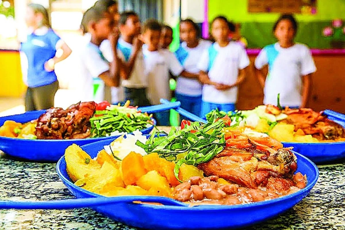 Famílias de alunos cadastrados no Bolsa Família receberão cestas básicas