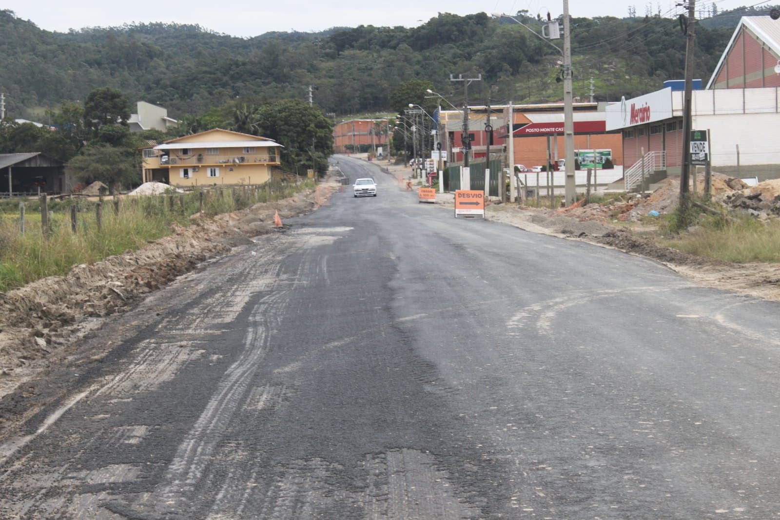 Sem receber materiais, empreiteira paralisa obras nos acessos de Tubarão