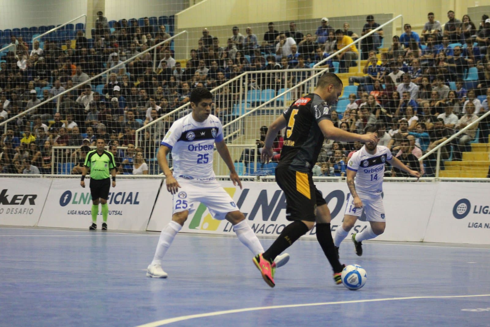 LIGA FUTSAL: Tubarão abre 2, mas só consegue o empate com o Magnus