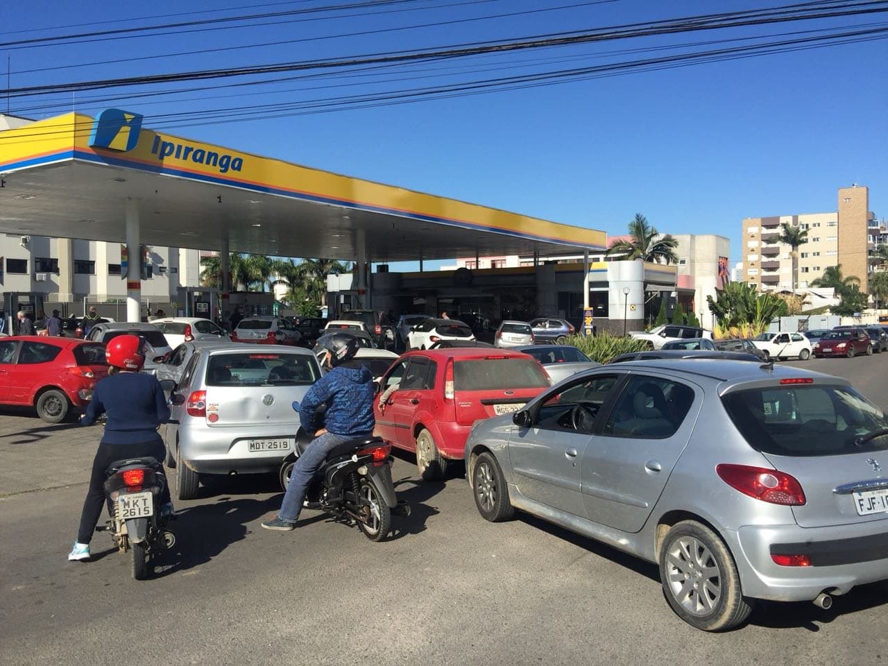 Protesto dos caminhoneiros deixa postos sem combustível