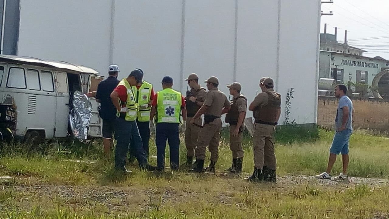 Homem é encontrado morto dentro de uma Kombi
