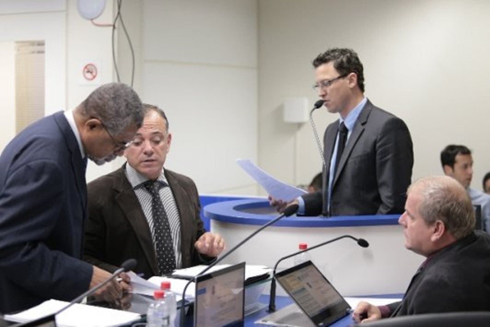 Lucas Esmeraldino não comparece à sessão da Câmara para cumprir agenda política em Chapecó