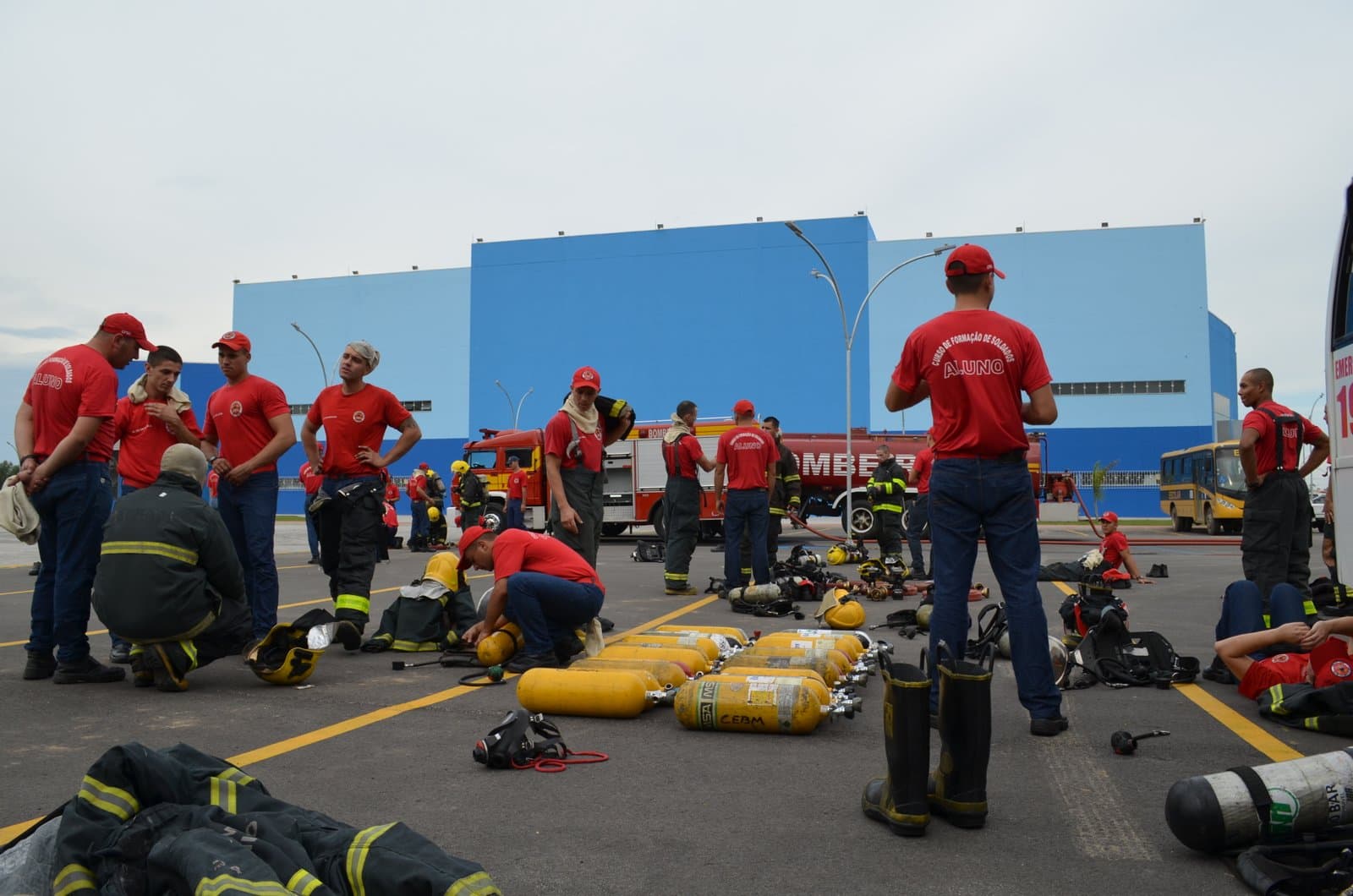 Bombeiros treinam combate a incêndio na Arena Multiuso