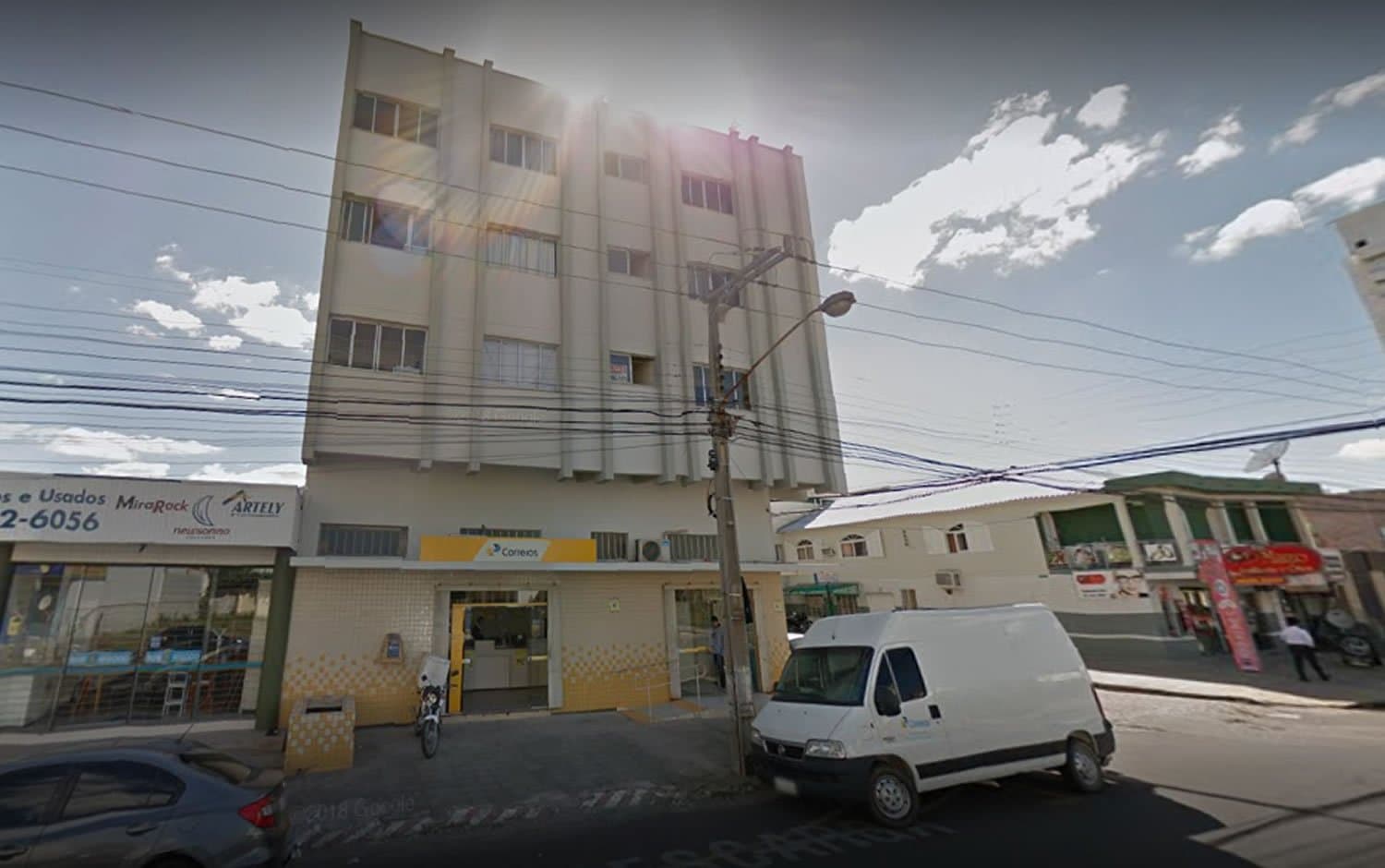 Jovem cai do prédio dos Correios, na Expedicionário