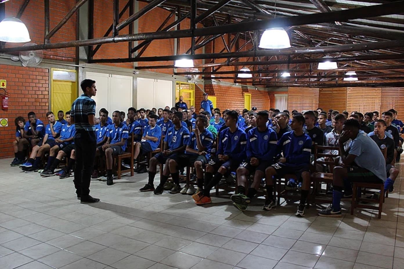 Magno Alves realiza bate-papo com jogadores da base do Tubarão