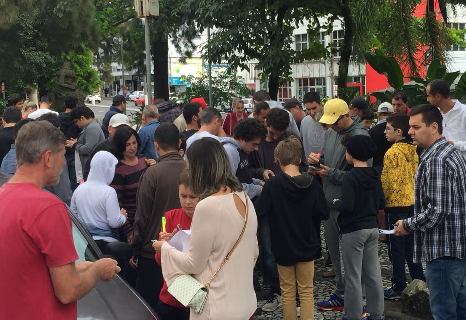 Crianças e adultos se reúnem para trocar figurinhas, no Centro