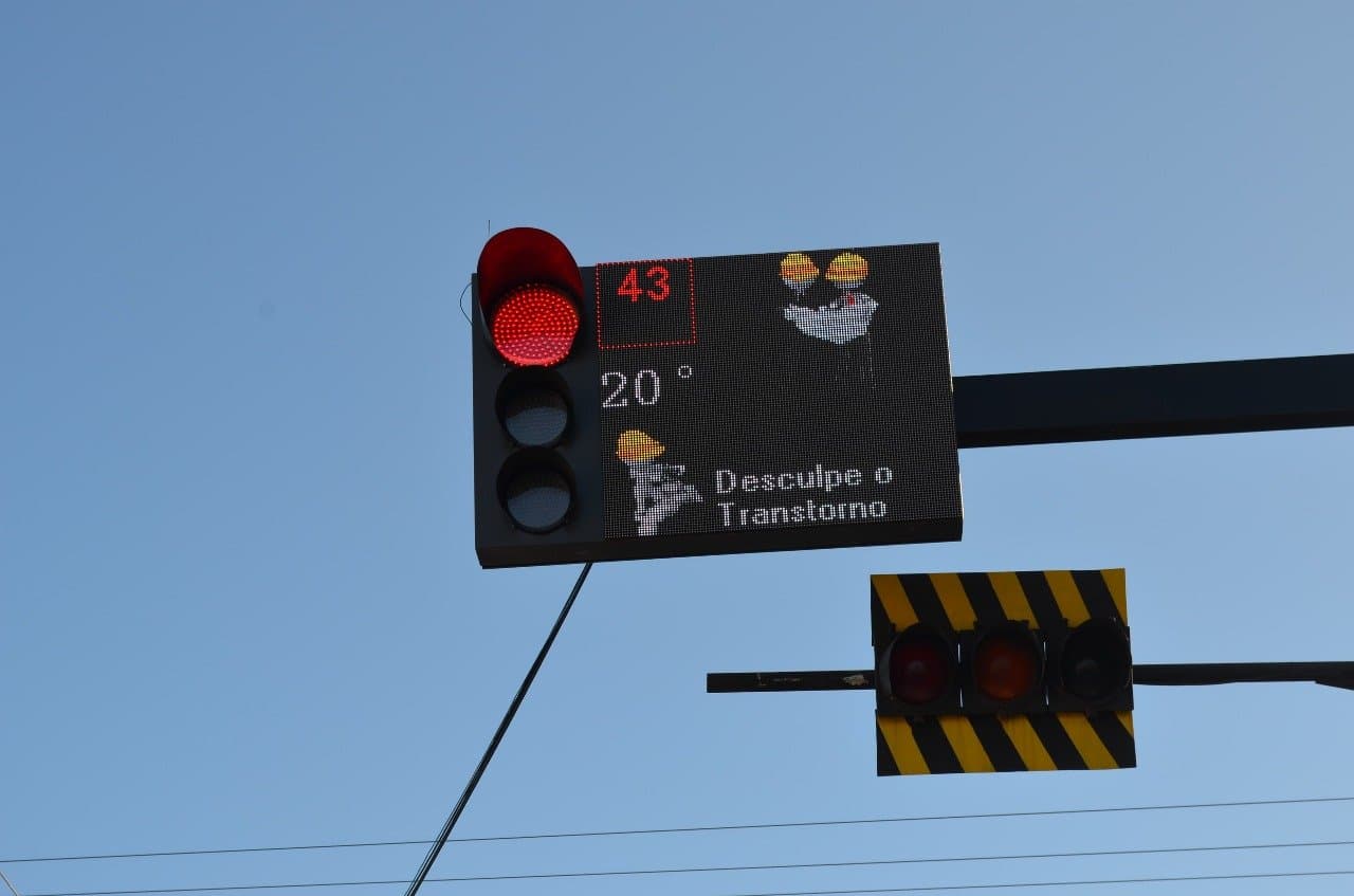 Instalado há três meses, painel do "semáforo inteligente" precisará de reparo