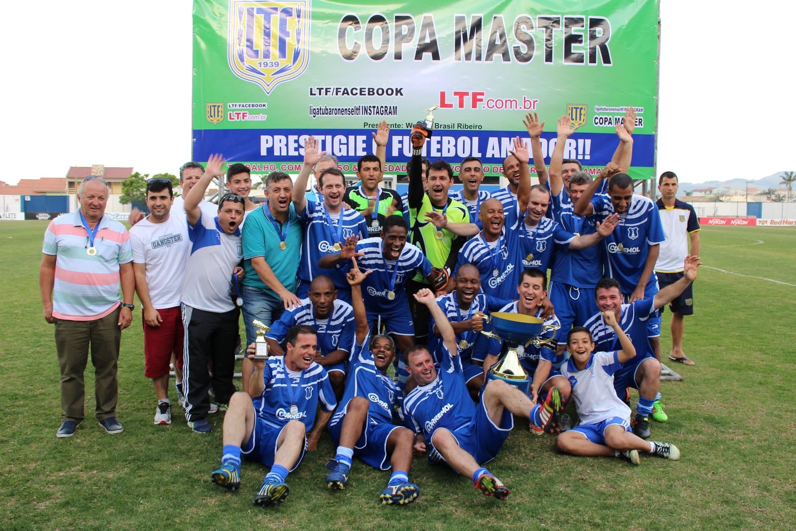 Hora dos atletas "quarentões" entrarem em campo, pela Copa Master de Futebol